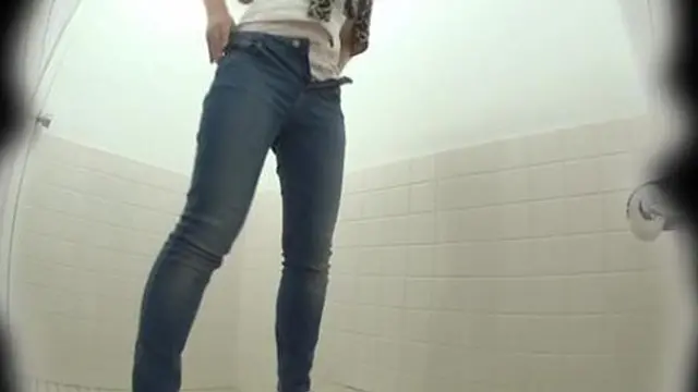 Japanese chick urinates