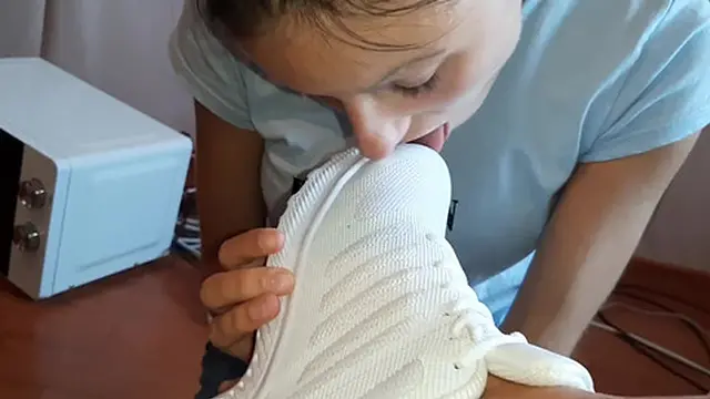 Ее язык нежно касается моих белых кро&