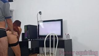 Safada sozinha em casa sem calcinha recebe técnico da net!
