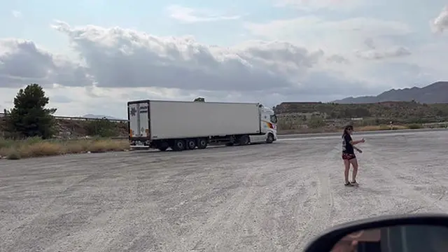 Española en autoestop me masturba con seducción y deseo
