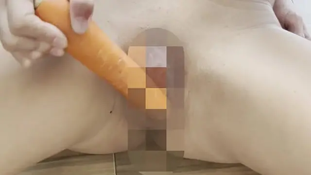 硬くてちょうどいいニンジン見つけちゃった。ぐちょぐちょマンコに突っ込む