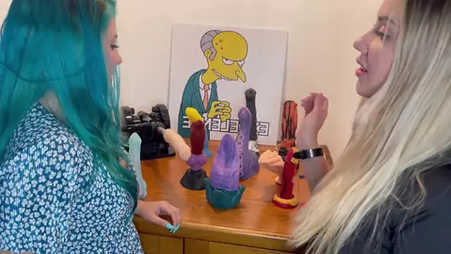 Mi primera vez utilizando una FUCK MACHINE junto a Sara Blonde &mdash;  mi coño necesita sexo