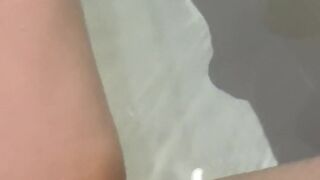 Девушка после секса с кримпаем писает в воду в ванне! Грязные Русские Разговоры