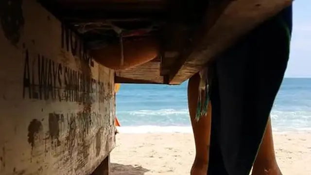Watch her wear a dress without panties on a busy beach with a butt🍑 plug in her skirt
