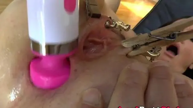 Kinky girl uses a speculum on her anus (Gabriella Paltrova)