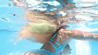 Blazing wet goddess Lisi strips poolside, flaunting her juicy curves in HD